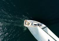 bavaria 46 ptičja perspektiva paluba od jedrilice jarbol snast jedra